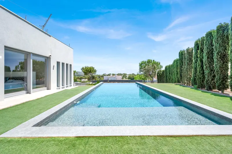 Villa de Lujo en Santa Ponsa Mallorca con 2 Piscinas y Vistas Panorámicas