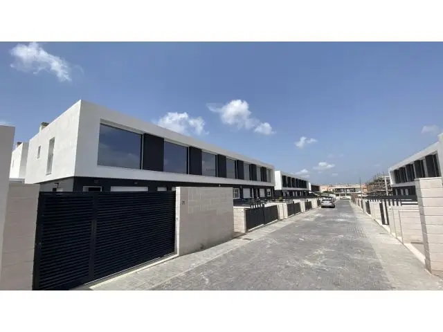 Adosados en Gran Alacant con Sotano y Placas Solares