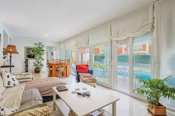 Chalet en Montequinto con Piscina Privada y Jardin