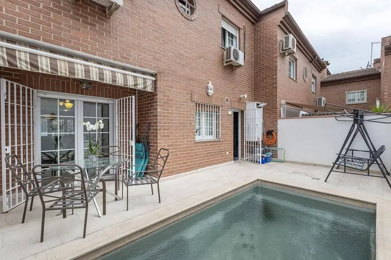 Adosado en venta Granada Barrio Periodistas 4 dormitorios piscina garaje