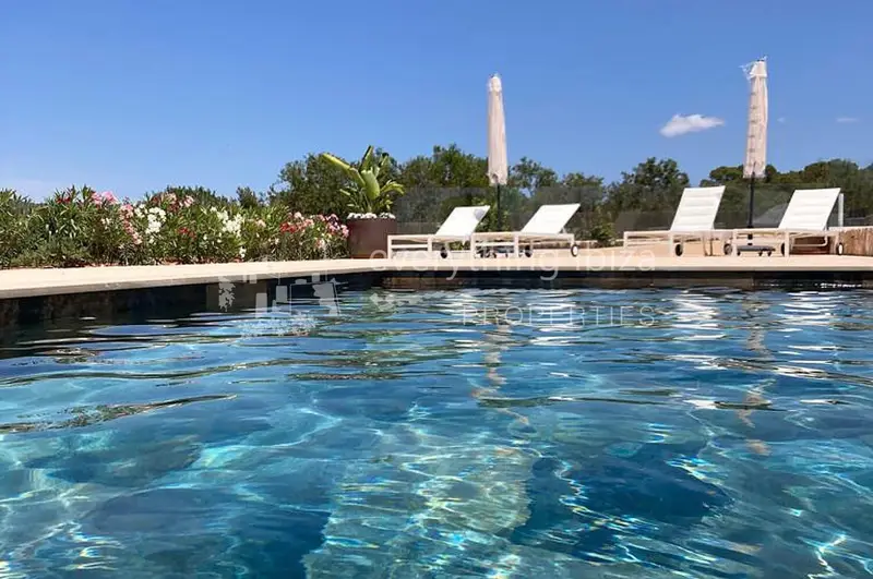 Chalet en venta en Ibiza con piscina privada y vistas al mar