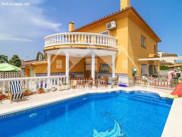Bonito Chalet con Piscina en Empuriabrava