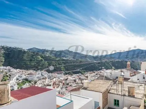 Casa de Pueblo con 5 Dormitorios y Vistas al Mar en Competa