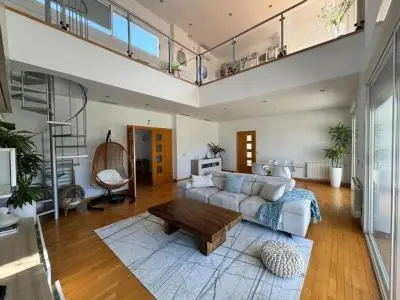 Chalet de Lujo en Plasencia con Piscina y Domótica