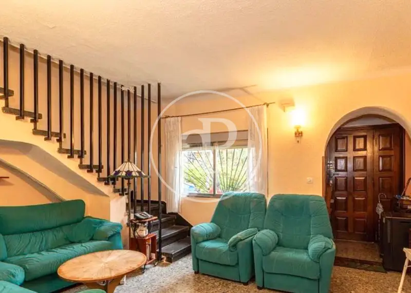 Chalet en venta en Hispanoamerica 160m2 con piscina y patio