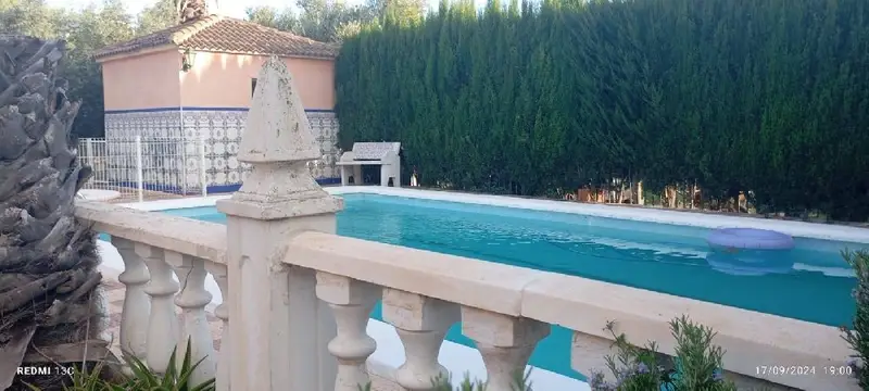 Chalet con Chimenea en Casco Alicante 6 Dormitorios 2 Piscinas