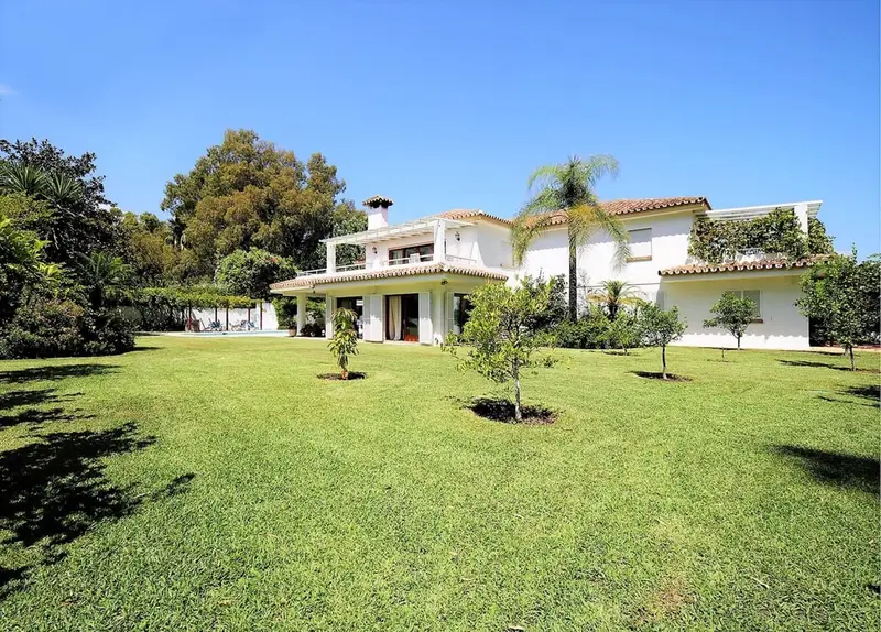 Villa de Lujo en Costalita Estepona 5 Dormitorios Piscina Jardin