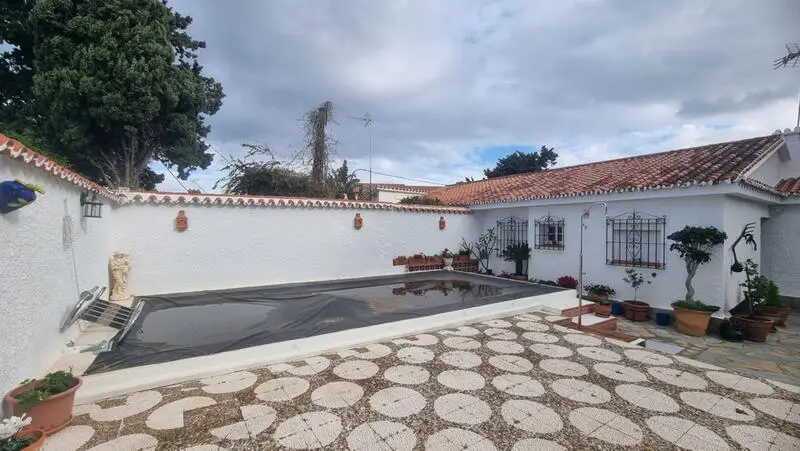 Villa en San Luis de Sabinillas con Piscina Privada