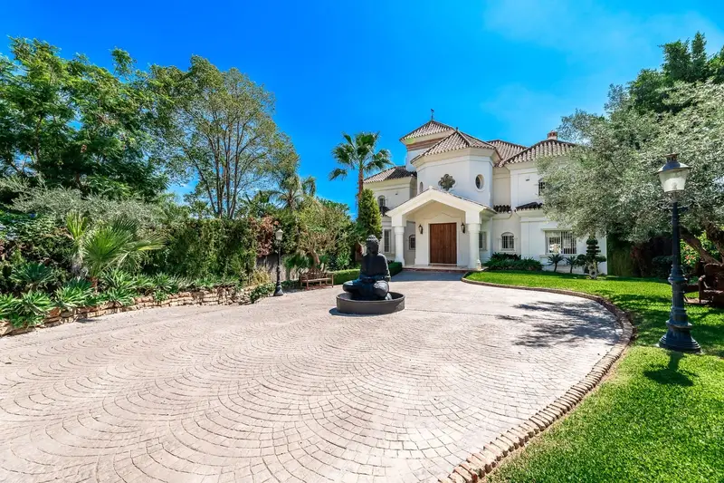 Villa de Lujo en Nueva Andalucia con Vistas al Golf