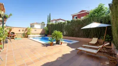 Casa Independiente en Cúllar Vega 5 Dormitorios Piscina