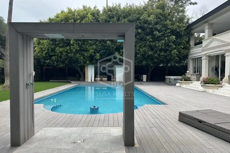 Chalet en Venta en Castelldefels: Villa de Lujo con Piscina y Vistas al Mar