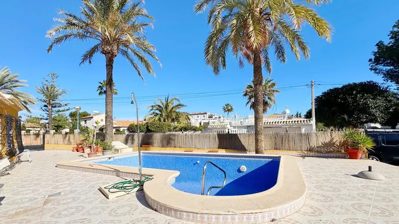 Villa en Punta Prima Orihuela Costa 4 dormitorios piscina privada