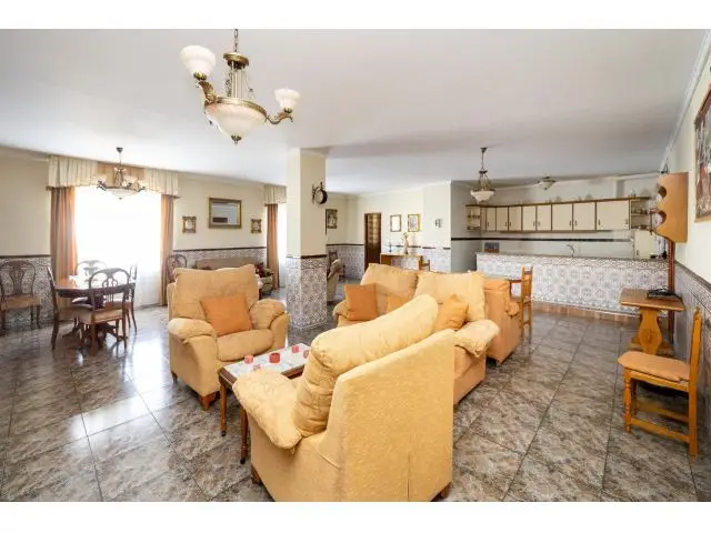 Casa en Belicena 350m2 4 dormitorios 2 baños Patio 220m2