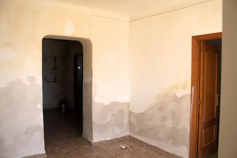 Casa Adosada en Orihuela con Gran Parcela para Reformar