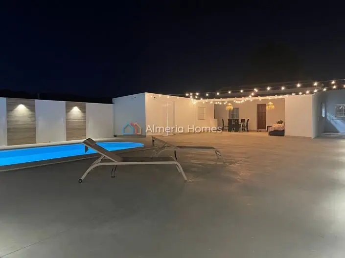 Villa 3 Dormitorios en Almeria: Moderna y Rustica