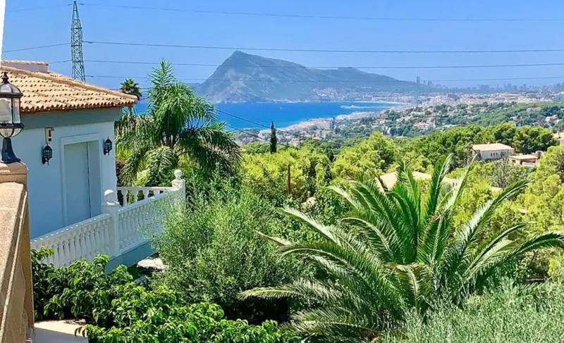 Villa de Lujo en Costa Blanca: Vistas al Mar, Piscina y Jardín Privado