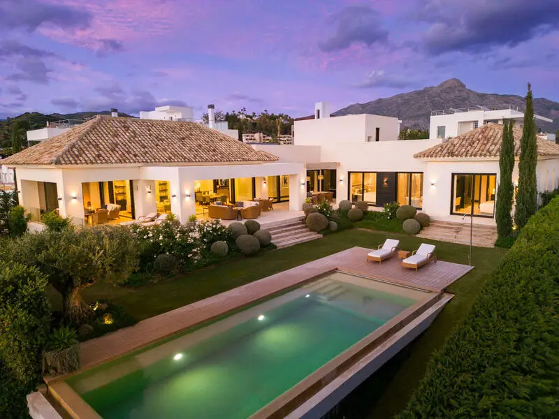 Villa en Nueva Andalucía con Vistas al Mar y Golf