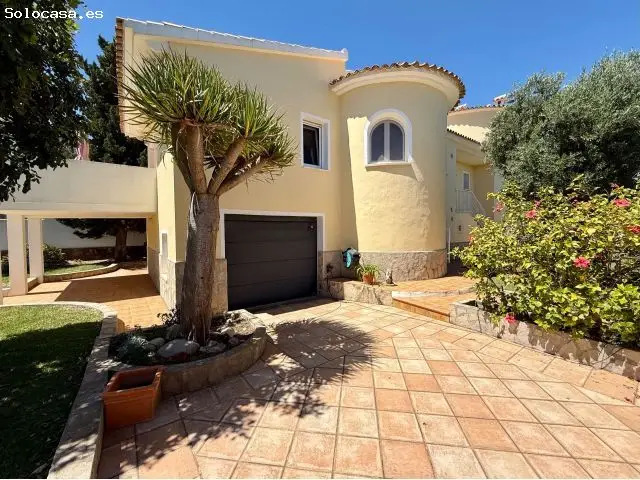 Chalet en Denia con Vistas al Montgó y Apartamentos