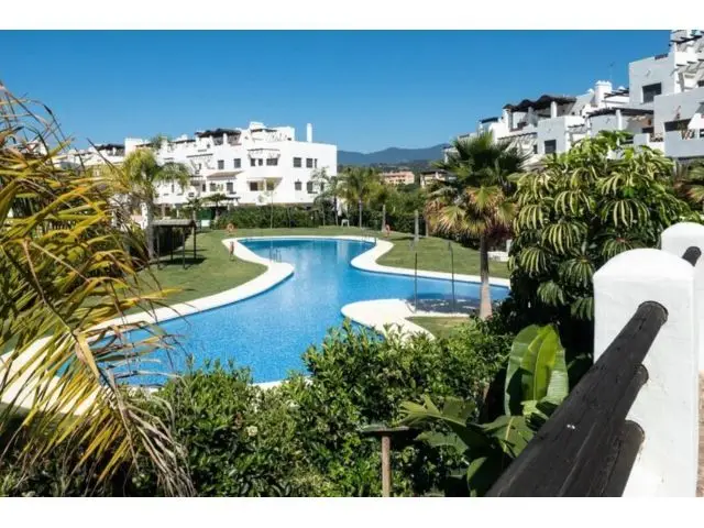 Apartamento en Estepona con Terraza y Piscina