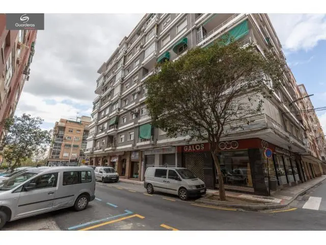 Piso en Venta en Granada zona Alhamar 91m2