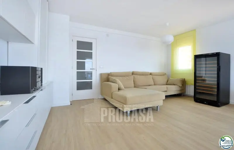 Apartamento en Roses con Vistas al Mar y Plaza de Parking