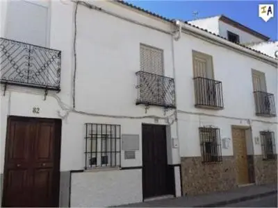 Casa Adosada Reformada en Casariche, Sevilla Cerca de Servicios