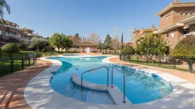 Piso en Venta en Granada: 3 Dormitorios, Gran Terraza y Zona Comunitaria