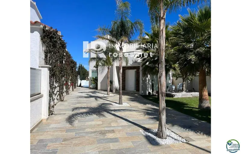 Chalet moderno en Empuriabrava con piscina y amarre