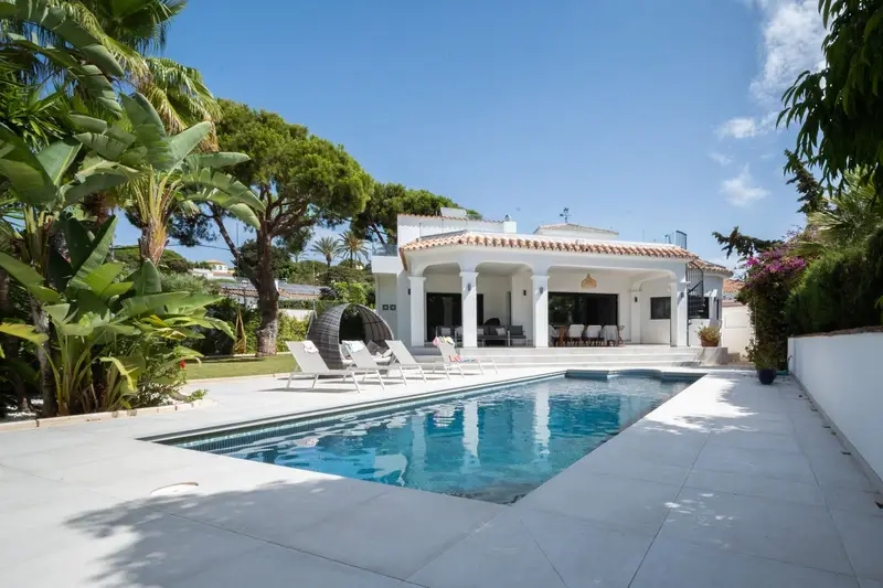 Chalet Moderno 3 Dormitorios Marbesa Vistas al Mar Piscina Jardin