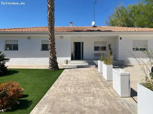 Chalet en Loma Bada Petrer con Piscina y Barbacoa