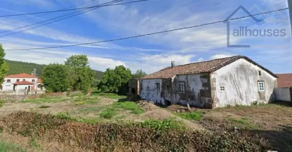 Casa de Piedra en Fornelos O Rosal con Bodega y Gran Parcela