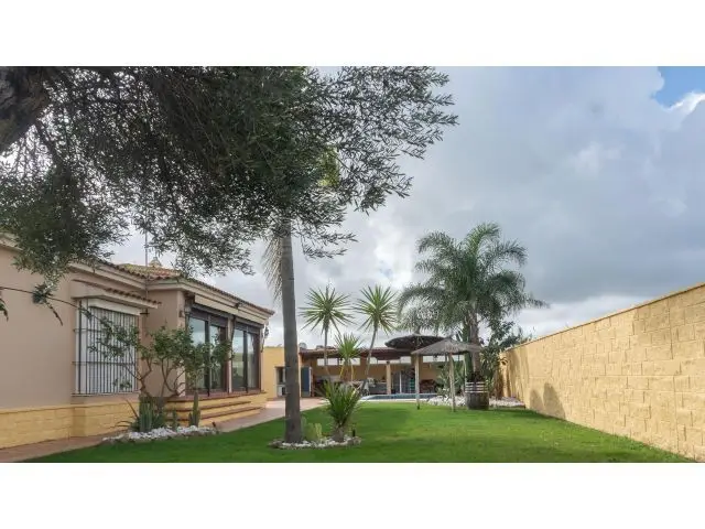 Chalet con Piscina en Urbanizacion La Marquesa