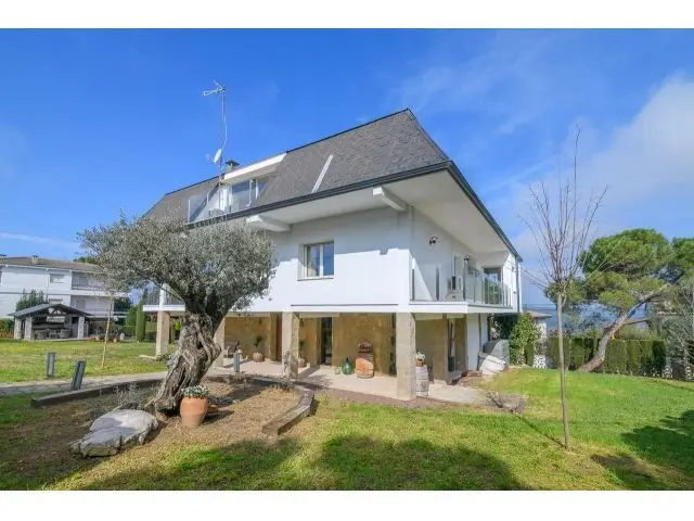 Casa Moderna con Jardin y Jacuzzi en Parcela Grande