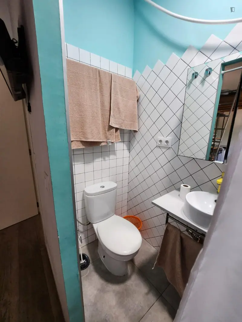 Habitacion Doble con Baño Privado en Piso de 3 Habitaciones