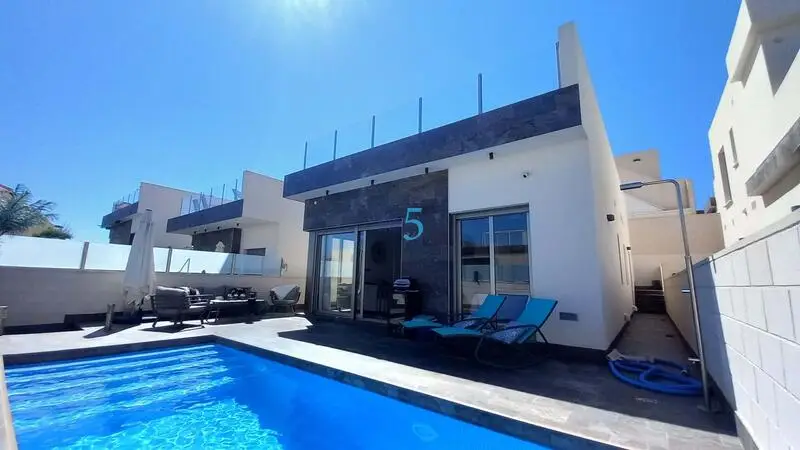 Villa 3 Dormitorios Villamartin Orihuela