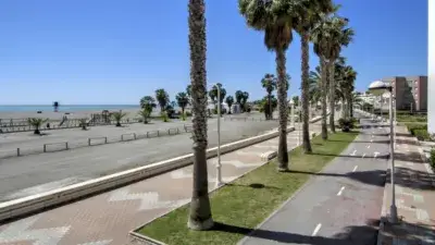 Piso en venta en Playa Granada con vistas al mar