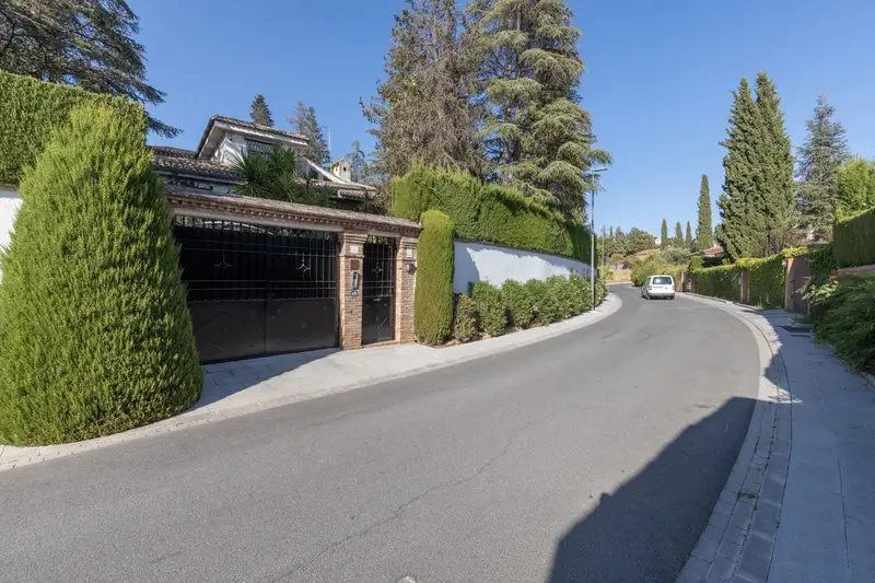 Chalet Independiente con Piscina y Jardin en Albolote Granada