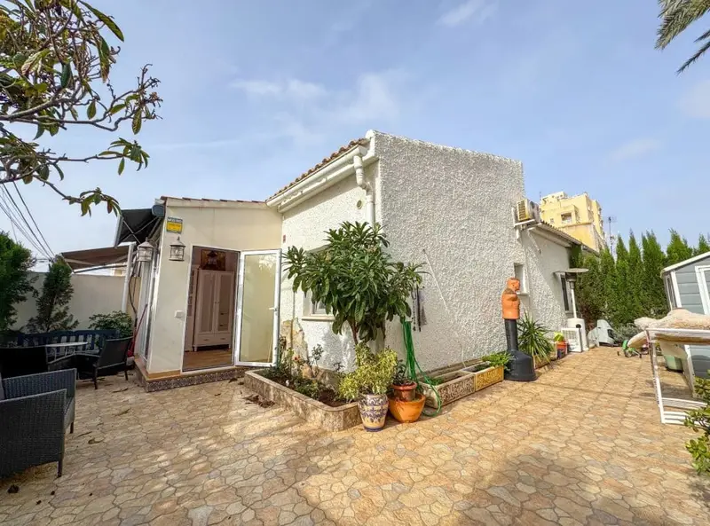 Chalet en Torrevieja para larga temporada con piscina
