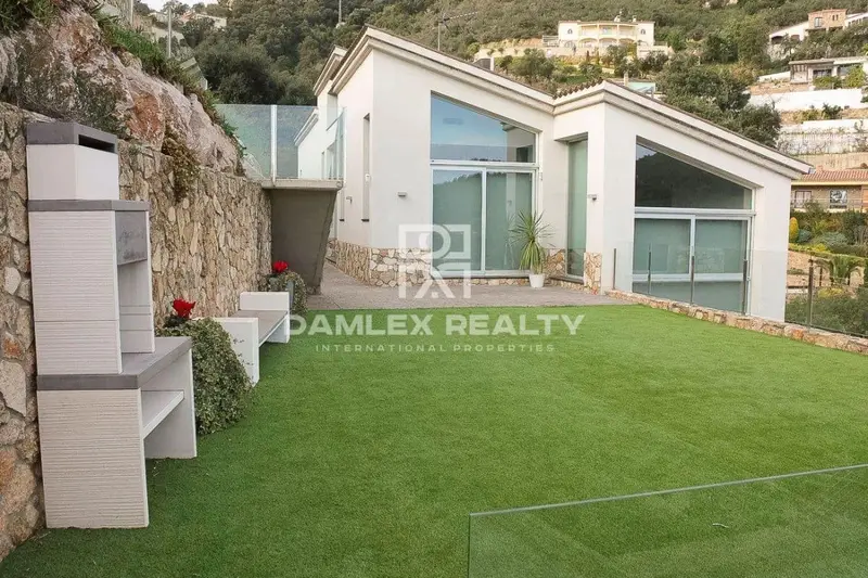 Chalet de Lujo en Platja d Aro con Garaje Grande y Acabados de Alta Calidad