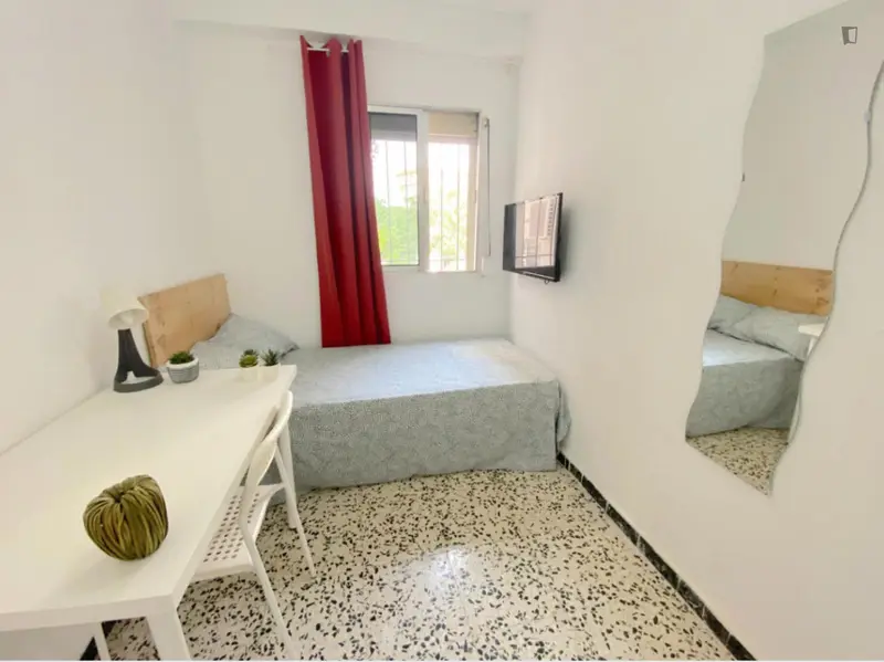 Habitacion soleada para estudiantes cerca del centro con TV y WIFI