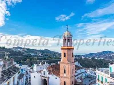 Casa con 17 habitaciones y locales comerciales en Cómpeta