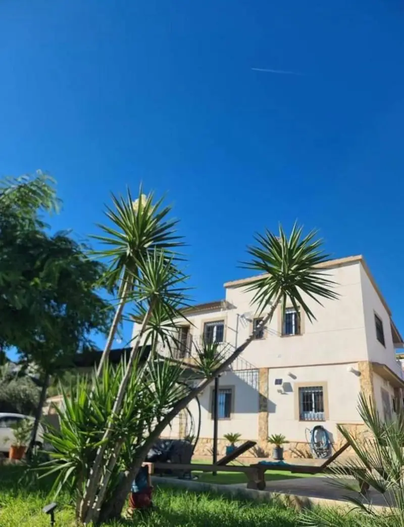 Chalet con Piscina y Jacuzzi en Turís Valencia