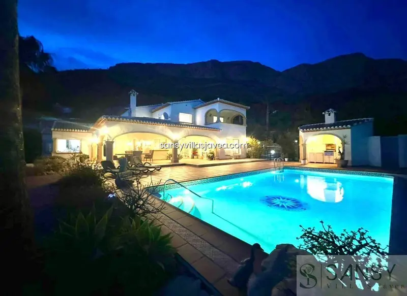 Villa de Lujo en Montgó Jávea con Vistas Panorámicas