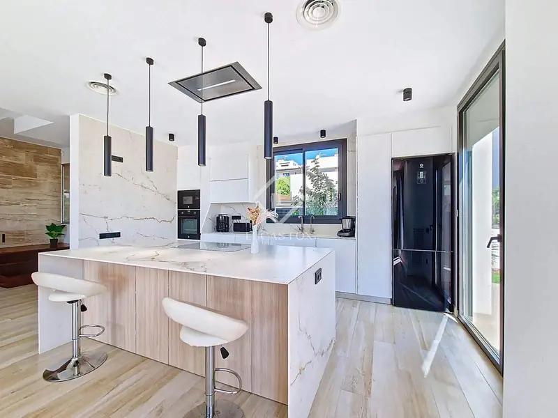 Chalet moderno en venta en Vilanova i la Geltru con piscina