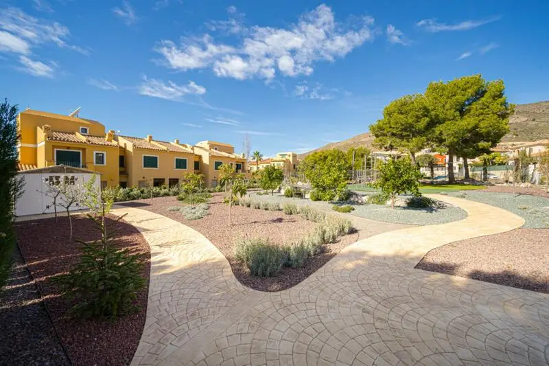 Parcela en Finestrat Sierra Cortina 700m2 Jardin y zona infantil