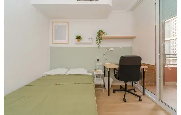 Rent a room of 126 m² in Alicante/alacant