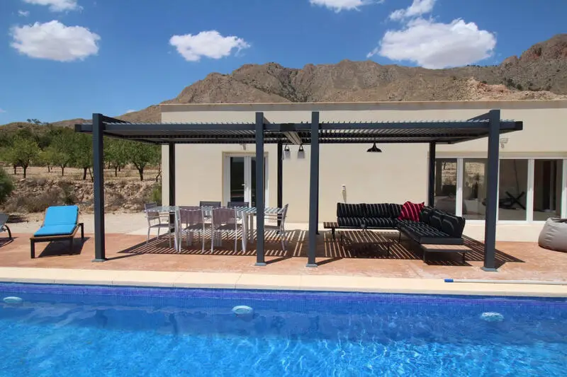 Villa de Lujo con Vistas Panorámicas y Autonomía Energética
