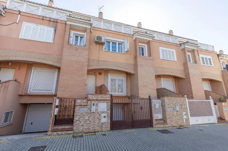 Adosado en Armilla  4 dormitorios  2 baños Cerca Nevada Metro