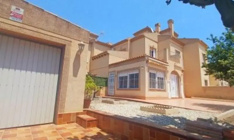 Chalet Adosado en Esquina en Aguas Nuevas Torrevieja