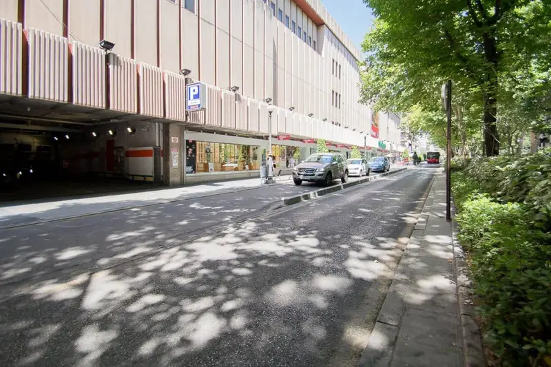 Piso en venta en Centro Granada: Lujo y comodidad en edificio emblemático